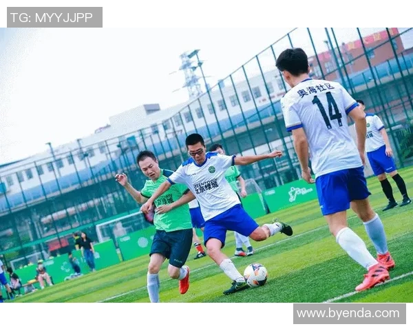 足球明星转会潮流再起新动态各大俱乐部争夺战激烈进行中